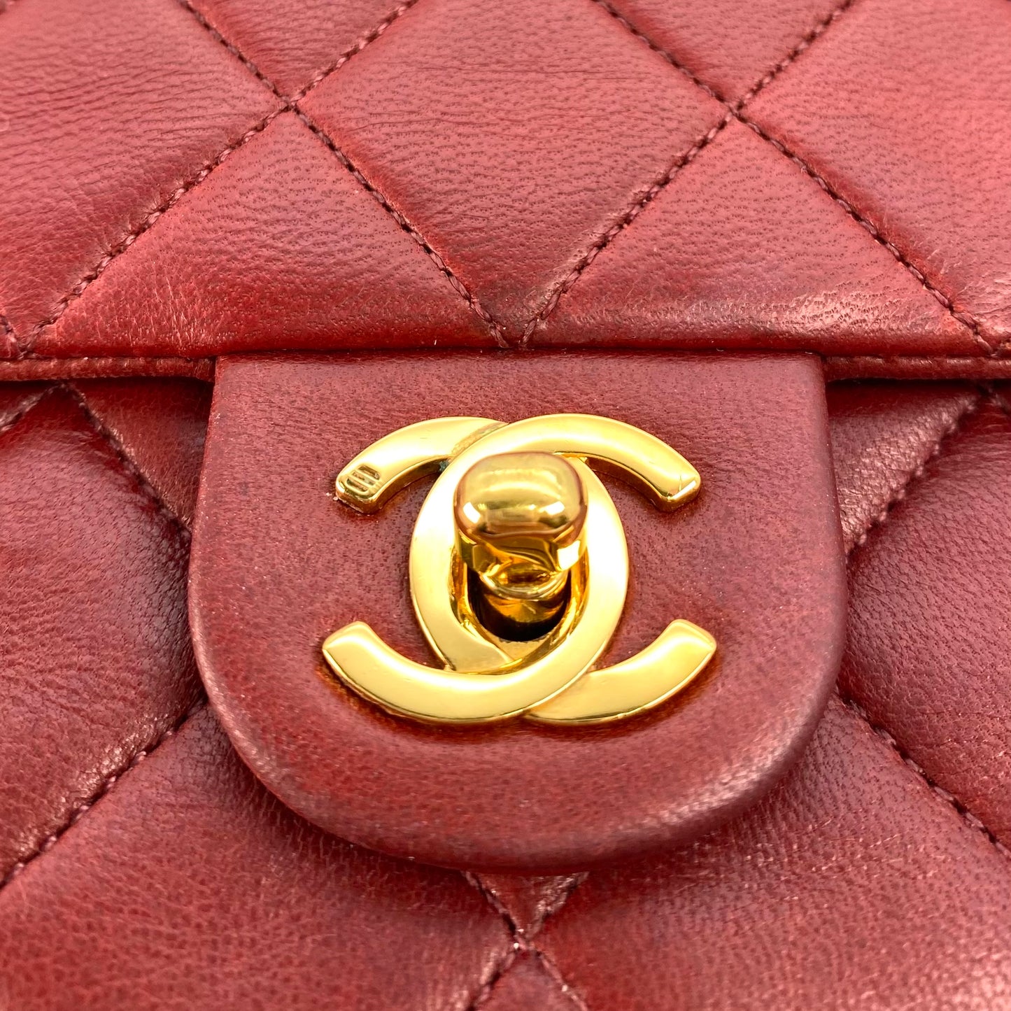 Kevin, 1 Series Square 20 Red Lambskin with seal and card