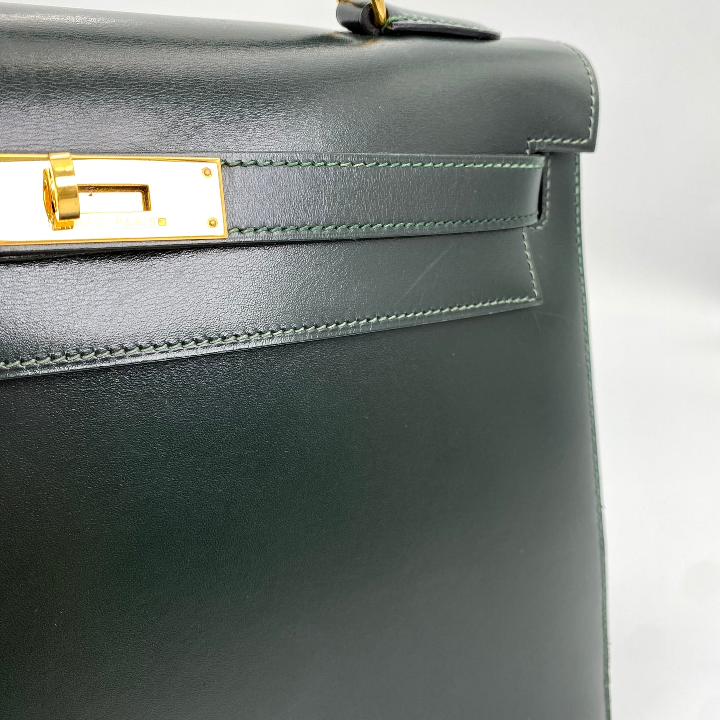 Clea, 1992 Kelly 32 Sellier Vert Box Gold Hardware with stamp OV