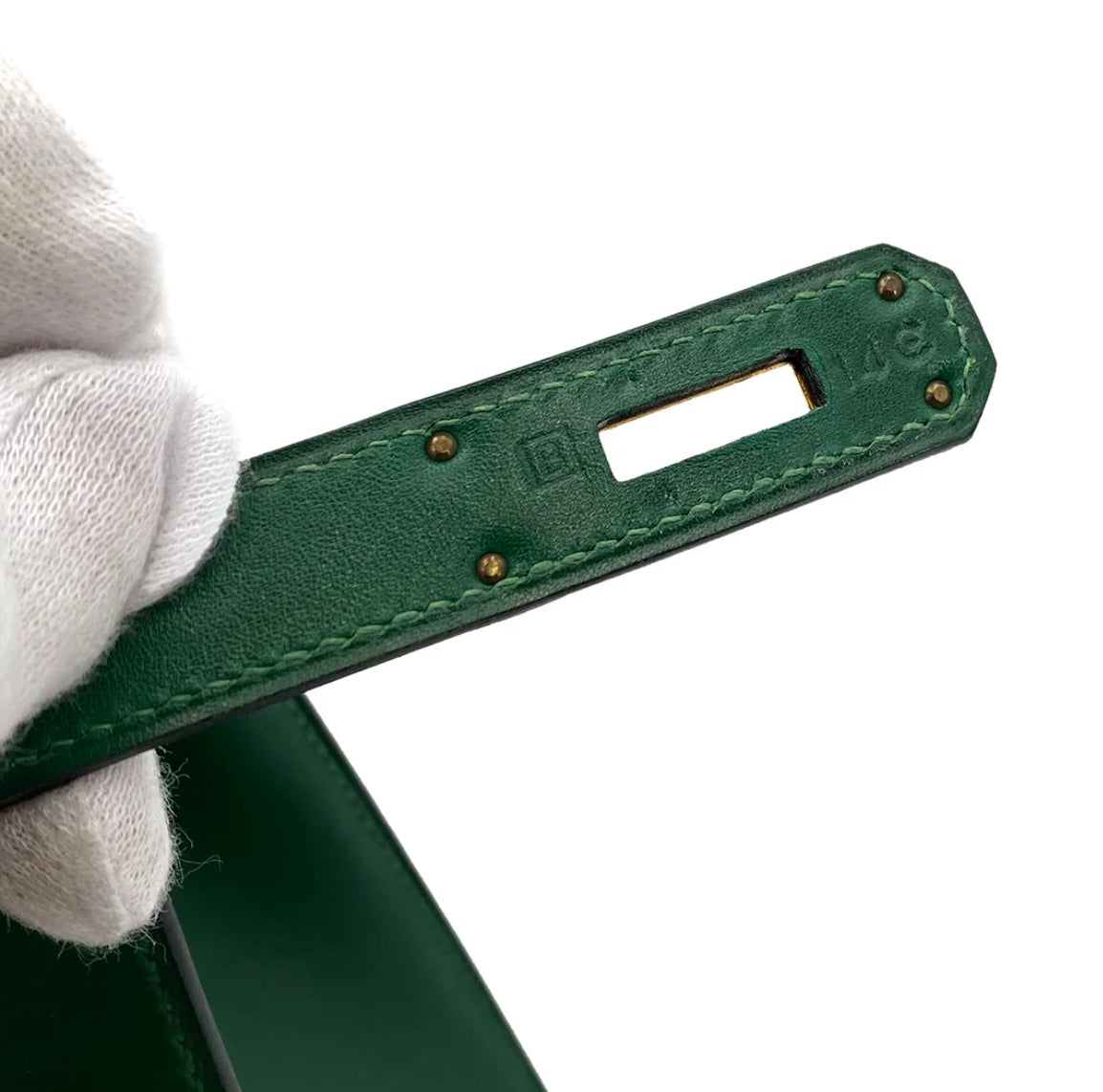 Krue is a vintage Hermès Kelly 28 Sellier Green Box Leather
